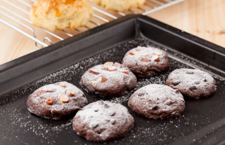 Do Dark Cookie Sheets Bake Faster? Understanding Heat Retention and Cooking Times