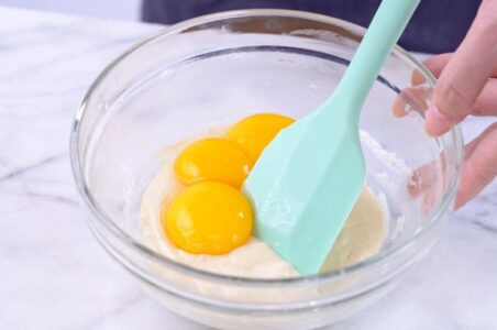 What’s the Use of a Rubber Spatula in Baking?  An Essential Tool for Mixing and Spreading