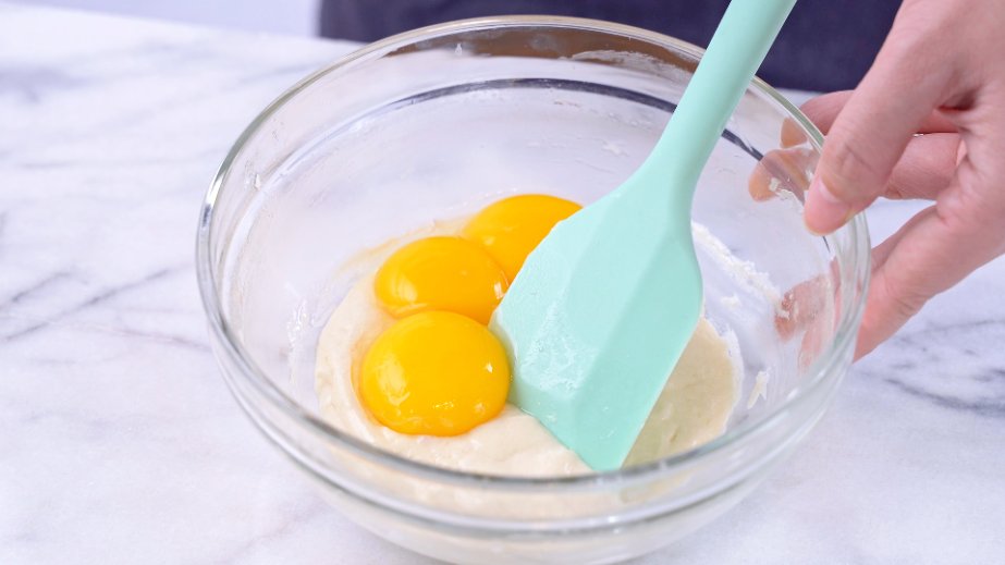 What’s the Use of a Rubber Spatula in Baking?  An Essential Tool for Mixing and Spreading