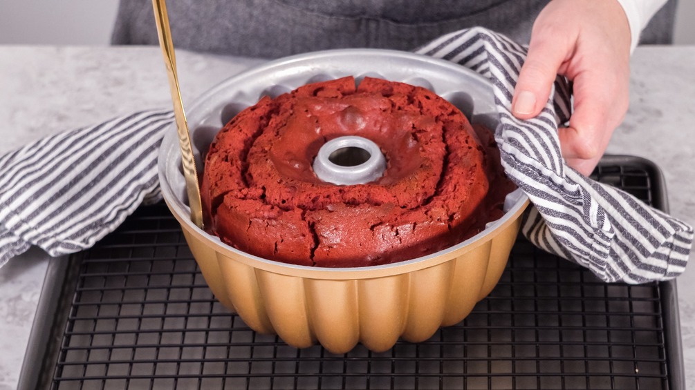 How to Cool a Cake After Baking