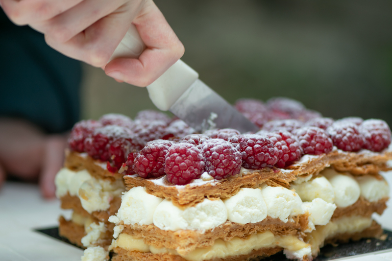 What is the Difference Between a Cake Knife and a Bread Knife?