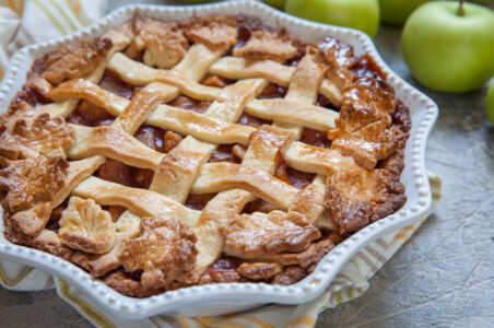 Which is Better for Apple Pie: Flour or Cornstarch? A Comparison of Thickening Agents