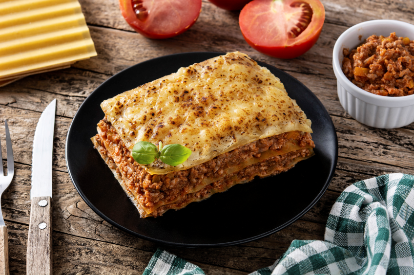 Is It Better to Bake Lasagna in a Glass or Metal Pan? A Comparison of Cookware Options