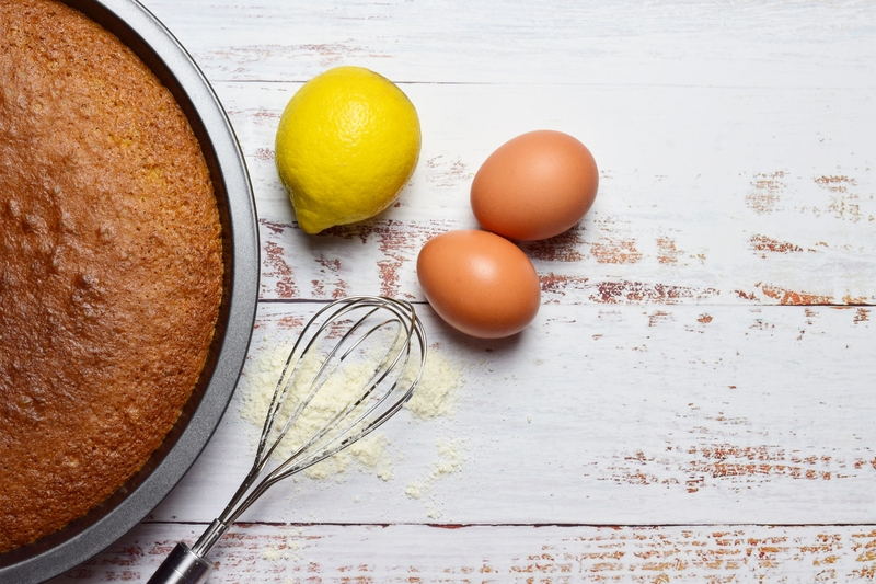 How Do You Keep a Cake from Sticking to an Aluminium Pan?