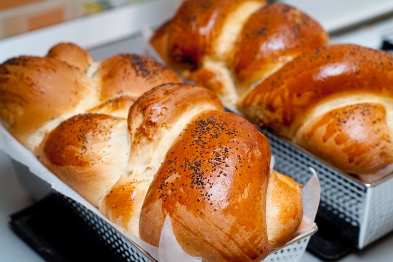Which is the Safest Material for Bread Pans?